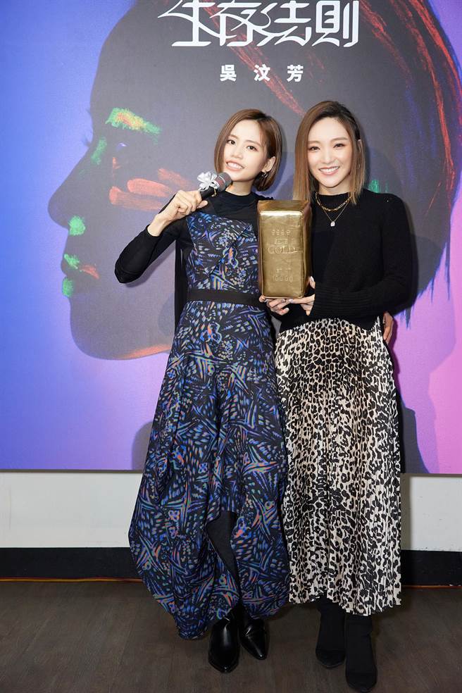 吴汶芳今举办《生存法则》发片记者会，好友阎奕格送上「演艺圈生存三宝」麦克风、金砖枕头以及自己站台力挺。（声势文创娱乐提供）