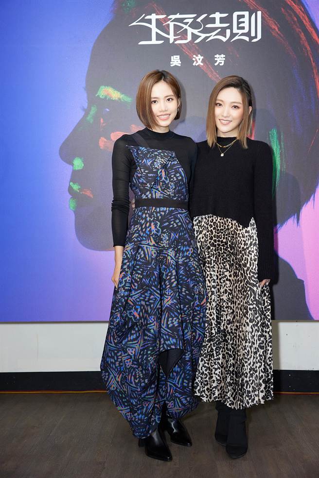 吴汶芳今举办《生存法则》发片记者会，好友阎奕格送上「演艺圈生存三宝」麦克风、金砖枕头以及自己站台力挺。（声势文创娱乐提供）