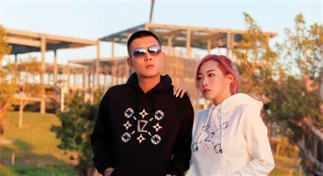 鳳梨今(6日)貼出與女友歐菈的合照，放閃意味濃厚。(圖／鳳梨臉書)