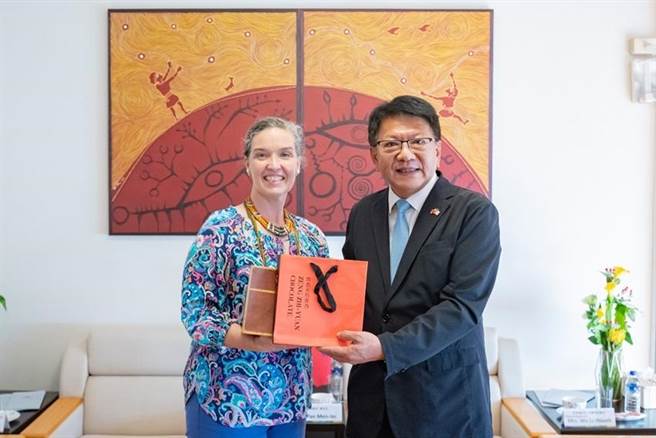 （屏東縣長潘孟安(右)致贈地方特產巧克力給來訪的美國在台協會處長孫曉雅(左)品嘗。圖／屏東縣政府提供）