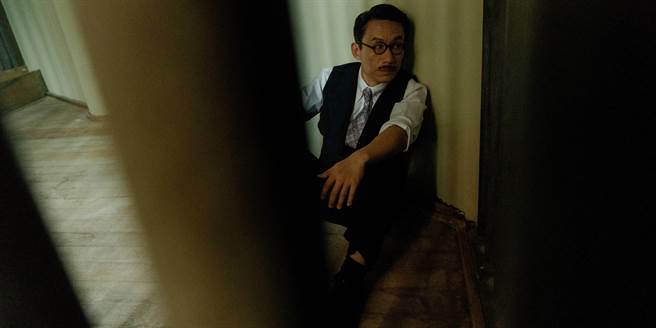 郭子乾饰演的吉桑被关时隔着门墙将女儿嘱托给KK。（公视提供）