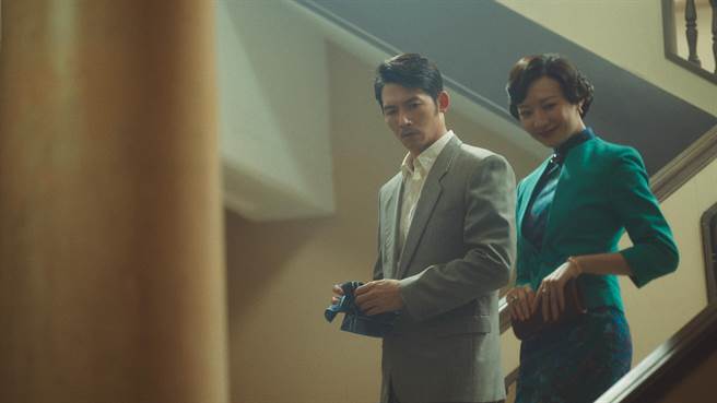 温升豪被自称太太的李杏保释出来。（公视提供）