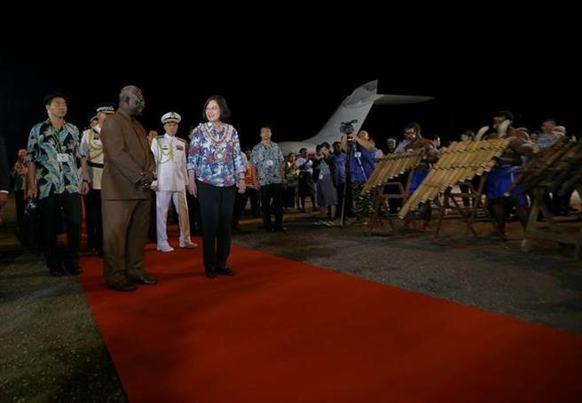 2017年蔡英文总统太平洋友邦之旅抵达索罗门时，苏嘉瓦瑞曾亲往接机(总统府提供)