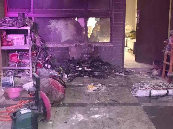 高雄市仁武區6日傍晚發生民宅火警，幸好火勢沒有擴大，現場一片狼藉。（翻攝照片／林瑞益高雄傳真）