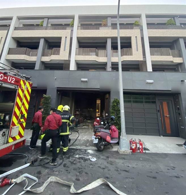 高雄市仁武區6日傍晚發生民宅火警，幸無人員傷亡。（翻攝照片／林瑞益高雄傳真）