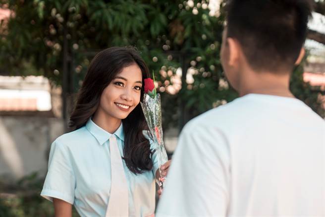 异性缘突然变好、痣上长出黑毛髮，或是走在路上有猫狗跟在身后，都是好运气找上门的象徵。（示意图／shutterstock）