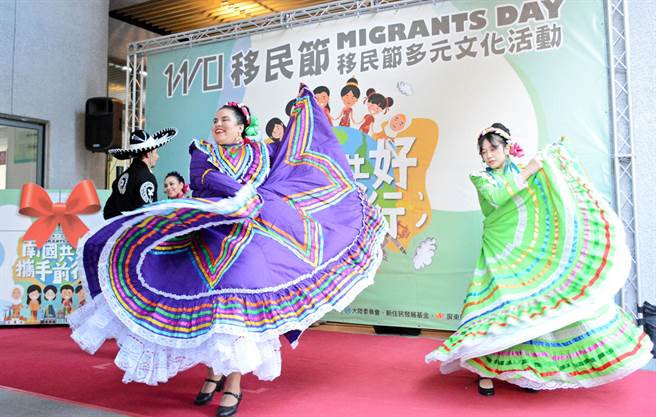 今年全国移民节选于12日在屏东胜利星村创意生活园区封街欢庆，分享各国新住民的异国文化。（林和生摄）