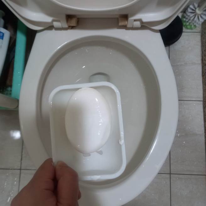 一名网友表示，不小心把肥皂掉进马桶，结果导致马桶塞住了，害他弄了三天三夜，有过来人透露，其实可以用一招快速解决。(图/截自脸书爆怨公社)