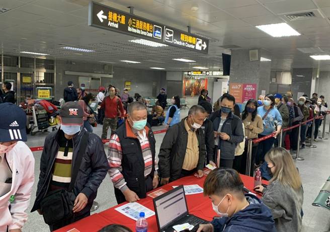 金门旅游振兴券加开机场柜台 ，首日逾600人排队领取。（金门县府观光处提供）