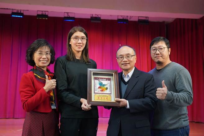 2020东京奥运打下拳击史上第一面奖牌的台北市女将黄筱雯，今日返回母校兰州国中，专业指导学弟妹。（北市教育局提供／游念育台北传真）