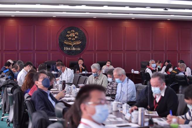 立法委员傅昆萁今邀请立法院交通委员会安排考察多项花莲交通建设规画与工程进度，并与交通部长王国材在花莲县政府举行座谈会。（立委傅昆萁服务处提供／罗亦晽花莲传真）