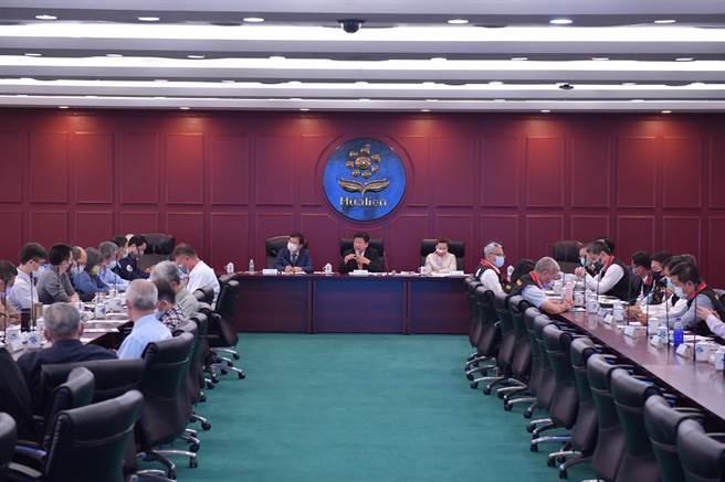 立法委员傅昆萁今邀请立法院交通委员会安排考察多项花莲交通建设规画与工程进度，并与交通部长王国材在花莲县政府举行座谈会。（立委傅昆萁服务处提供／罗亦晽花莲传真）