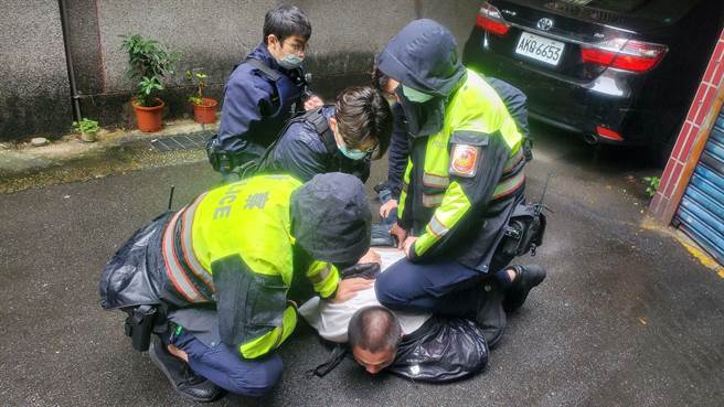 員警將潘姓男子壓制逮捕。（警方提供）