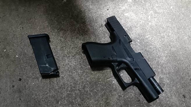 警方從防火巷內起獲潘男藏放的改造手槍。（警方提供）