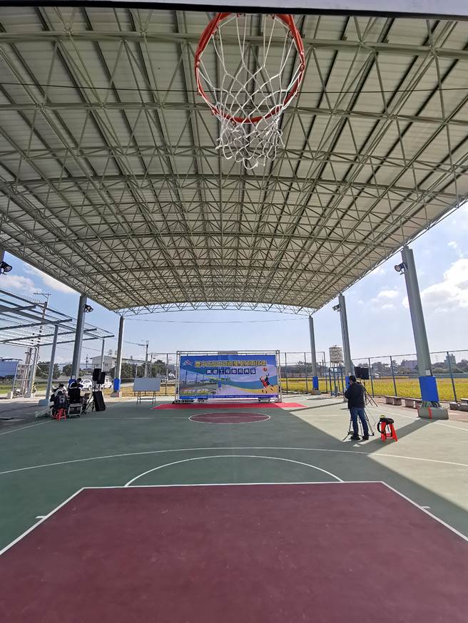 乌日南里里风雨篮球场6日启用，打球不再日晒雨淋。（黄国峰摄）