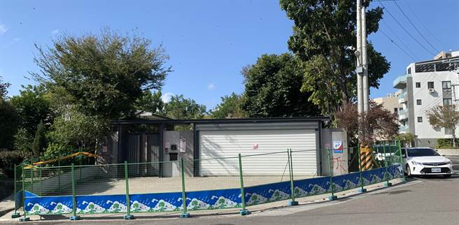 前立委顏宽恒家族在南屯区儿童游戏场的公保地上兴建招待所，被民进党立委林楚茵踢爆是违建。(陈世宗摄)