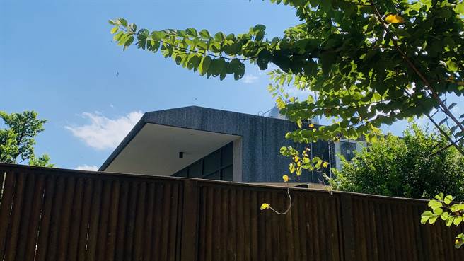 前立委顏宽恒家族在南屯区儿童游戏场的公保地上兴建招待所，被民进党立委林楚茵踢爆是违建。(陈世宗摄)