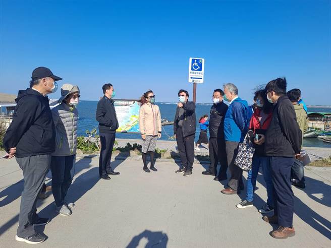 台南市议员陈昆和（左五）争取在南湾码头设置游艇码头，日前邀集台南市政府等相关单位会勘。（黄三易提供／张毓翎台南传真）