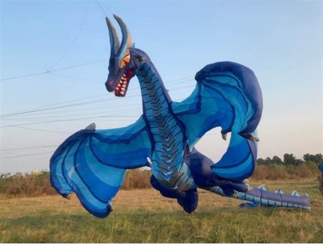 入秋后的北港镇，徐徐的东北季风非常适合全家亲子一同放风筝！（图／业者提供）
