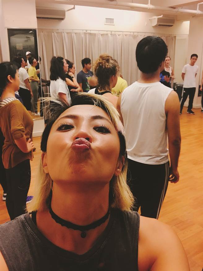 （小8在爆紅之際，卻選擇跑去紐約進修表演，只為了追逐理想中的自己。／圖片為時報出版提供）