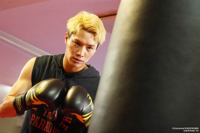 铃木伸之特别染了金髮演出「狮子王」。（friDay影音、KKTV 提供）