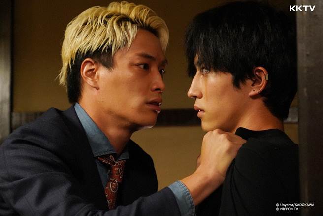 铃木伸之（左）在《不良少年与白手杖女孩》中暗恋杉野遥亮。（friDay影音、KKTV 提供）