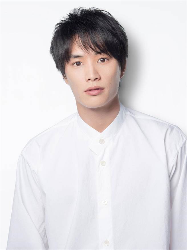 身高185公分的铃木伸之曾被公司下令「别再长高了」。（friDay影音、KKTV 提供）