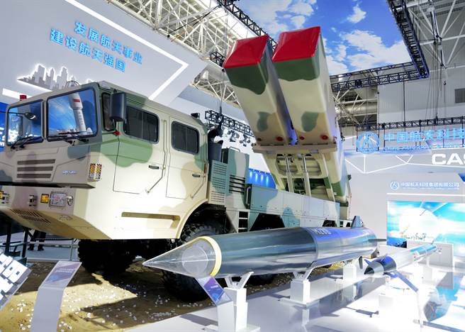 今年9月在廣東珠海舉行的第13屆中國國際航空航天博覽會上，空空導彈、空地導彈、空艦導彈、地空導彈等防務武器裝備亮相航展。（圖／中新社）