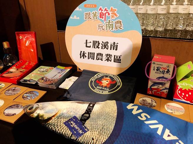 休閒農業發表會現場，獲選業者展示台南在地農特產與文創商品。（攝影/王雅芬）
