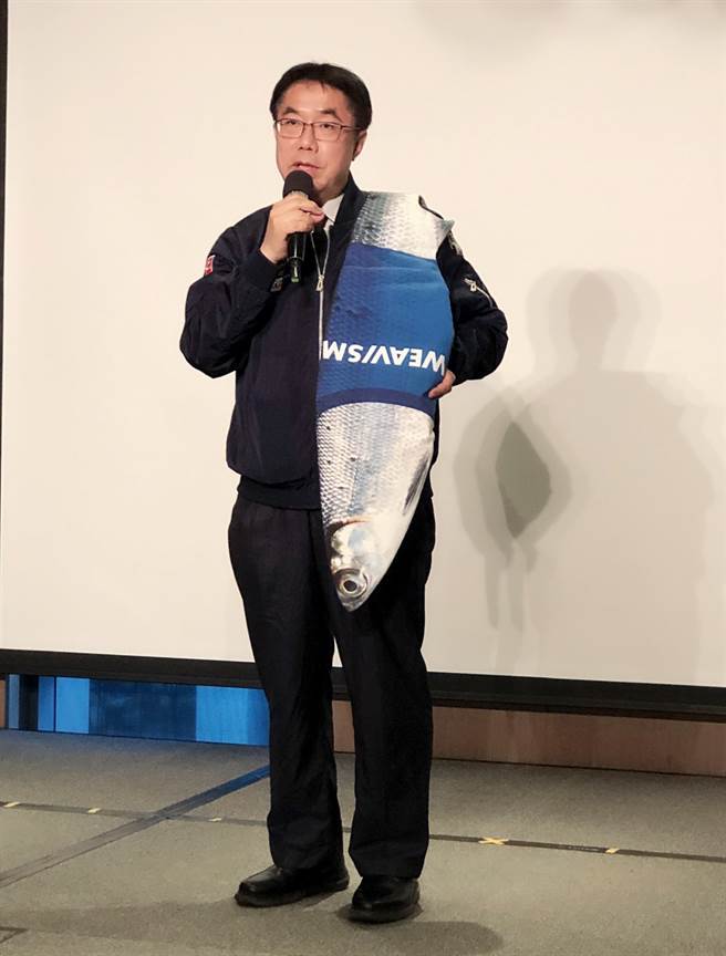 台南市長黃偉哲披著台南特有虱目魚文創背包表示，這就是台南特有的文化創意。（攝影/王雅芬）