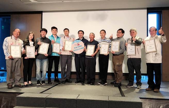 台南市長黃偉哲(中)與台南在地10家獲選休農觀光產業業者合影留念。（攝影/王雅芬）