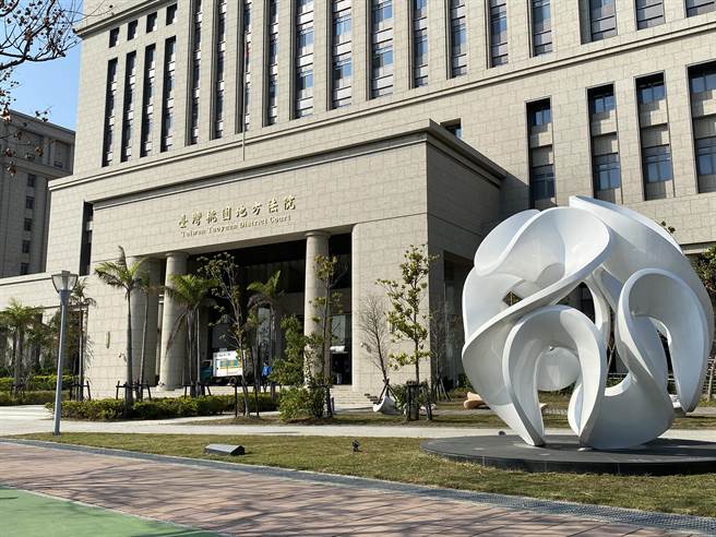 桃院法官以曾男有自残行为且无业，有逃亡之虞又涉犯重罪，裁定收押未禁见。(蔡依珍摄)