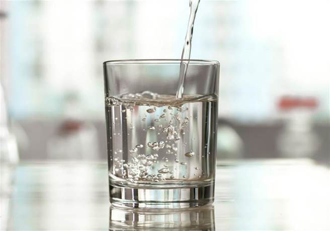 醫師指出感冒時要多喝水是迷思，應多補充蛋白質。(圖/達志影像)