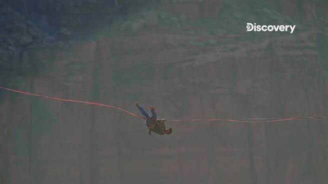 高空走绳新手奈亚伦布雷频频从长绳上摔落，状况令人担忧。（Discovery提供）