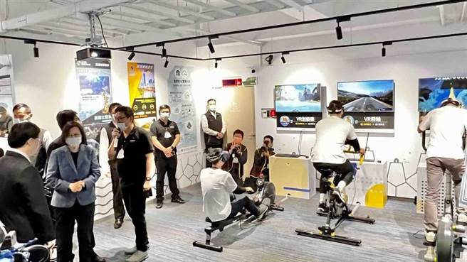 蔡英文總統（左二）今參觀亞灣新創園。（柯宗緯攝）
