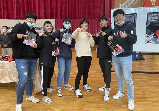 陈念琴(右三)跟佛光大学学生亲切分享自己拳击生涯。(佛光大学提供)