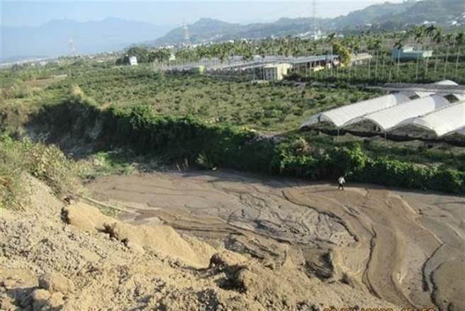 废弃物处理公司勾结砂石场、清运业者，将含有重金属的废弃物，倾倒在台湾中部40多处农地、废鱼塭、河川行水区等。（资料照）