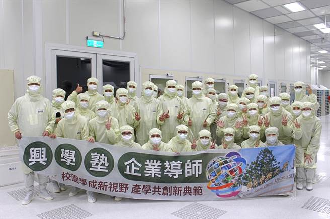 日月光投控旗下硅品与中兴大学合办「第八届兴学塾企业导师」，其中「IC封装技术发展」专业讲座邀请学员完整参观硅品的封装测试产线。（硅品提供）