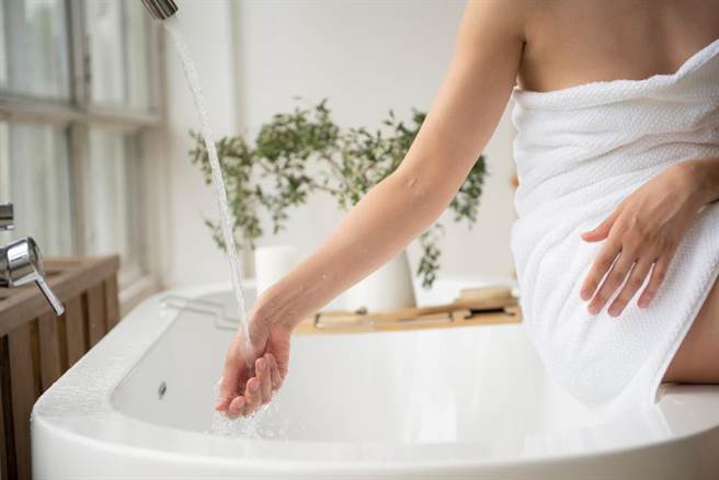 泰国一名少妇洗完澡只包浴巾等外送员取餐，惨遭老公爆怒拉打死。 （示意图，达志影像/shutterstock）
