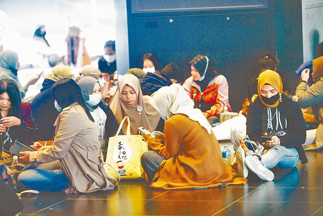 假日在台北車站的移工。圖／本報資料照片