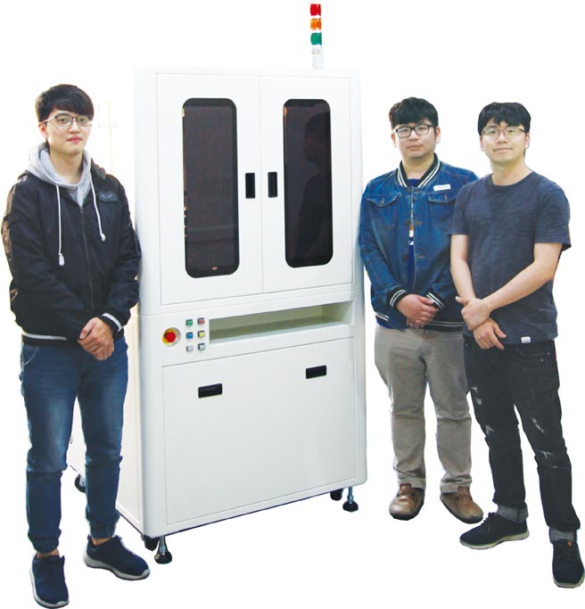 鼎宸科技总经理戴嘉辉（右一）表示，该公司光学筛选机功能齐全，提供精密检测与高速产能效益。图／鼎宸科技提供