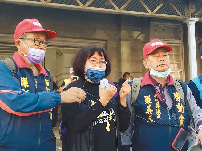 四大公投民意大反扑，秋斗行脚5日行抵新竹，知名作家朱天心出面力挺。（秋斗提供）