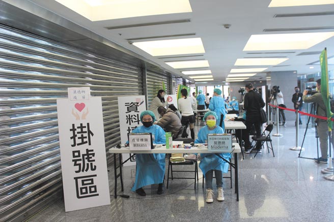全台力拚疫苗接种，明元元旦起教育、养护、娱乐业员工需强制接种完第2剂。图为亚东医院团队进驻新北欢乐耶诞城，在市政府2楼西侧设置机动接种站。（陈慰慈摄）