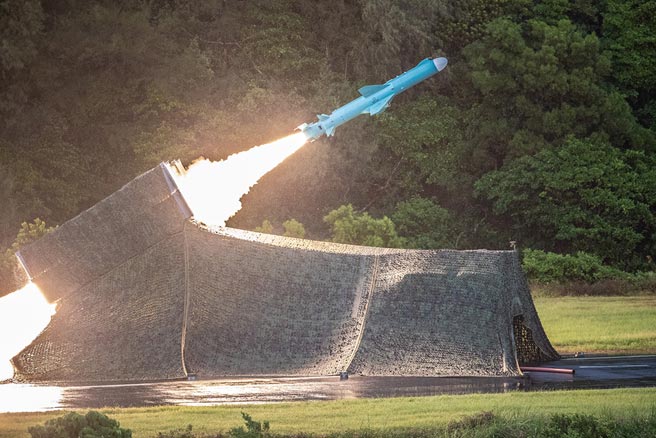 图为海军机动飞弹车射击雄风二型反舰飞弹情形。(军闻社)
