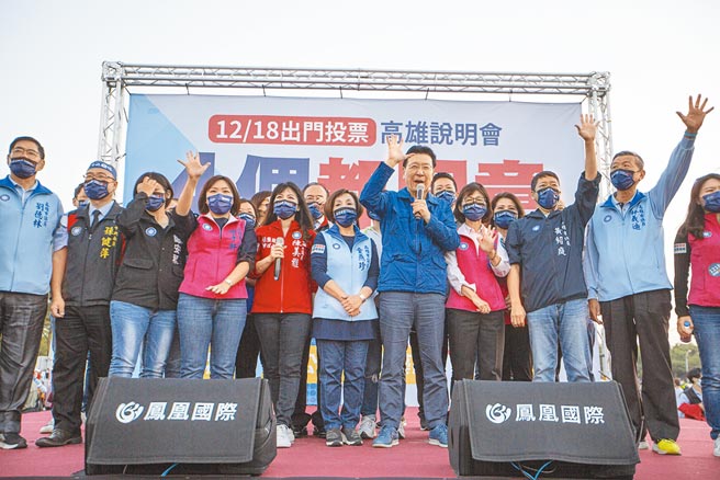 中广董事长赵少康（前排中）讥蔡英文总统是网军头头，呼吁立院删掉20亿大内宣预算。（袁庭尧摄）