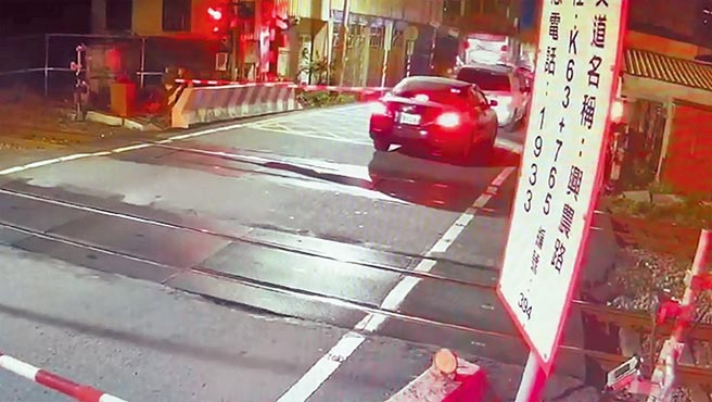 1輛自小客車4日通過礁溪鄉興農路平交道時，因前車停等無法前進，車輛遭平交道遮斷桿擊中。（翻攝照片／李忠一宜蘭傳真）
