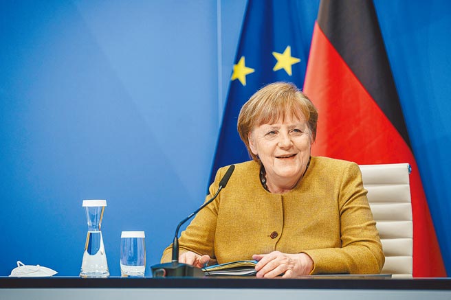 掌舵16年的德國總理梅克爾雖然即將揮別政壇，但第四波新冠疫情來勢洶洶，她不忘喊話民眾，拜託他們趕快打疫苗。（新華社）