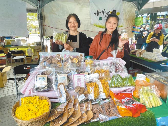 青年局打造青农桃园队，协助开拓更多销售通路。（吕筱蝉摄）