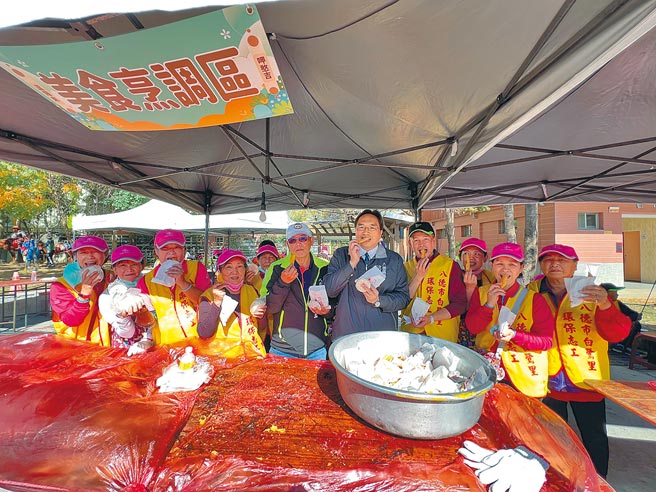 桃園八德白鷺里辦公室連年自辦「蕃薯嘉年華」闖出名號，市長鄭文燦看見地方特色，今年首度由公所編列預算擴大舉辦。（蔡依珍攝）