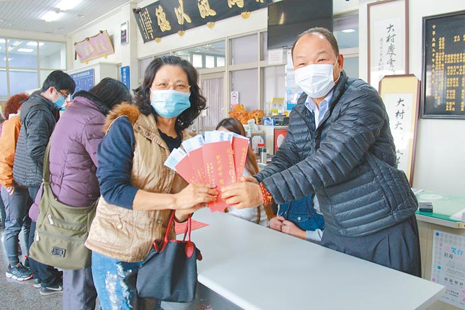 彰化县大村乡长游盛（右）松口证实，公所将于明年1月中旬二度加发给每位乡民2000元振兴消费现金，本月13日临时会上将提追加预算案，若顺利通过，预计将有3.9万多人受惠。（资料照／谢琼云彰化传真）